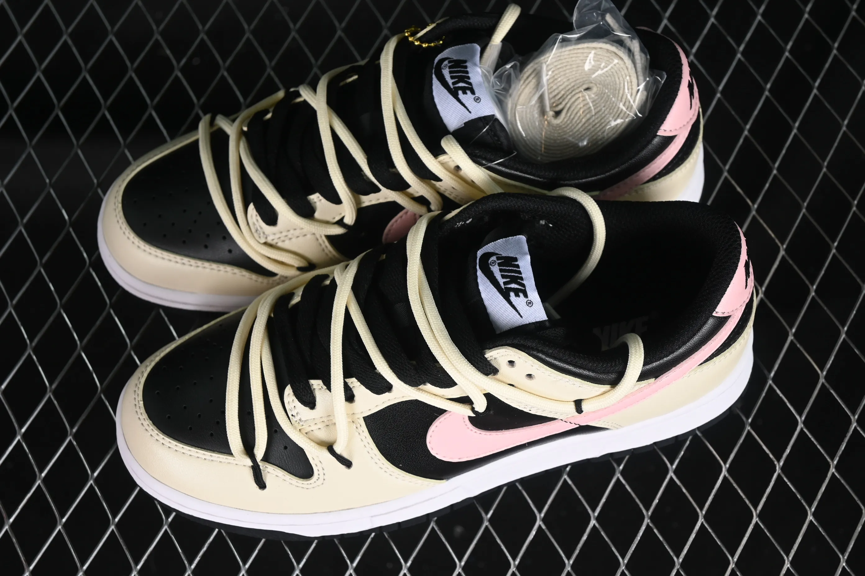 All Categories Nk SB Dunk Series Nk SB Dunk Low Low-top sneakers Nk Dunk Low Steam Puppet-Smoky Rose Black and pink simple SB strap low-top casual sneakers FD1232-001